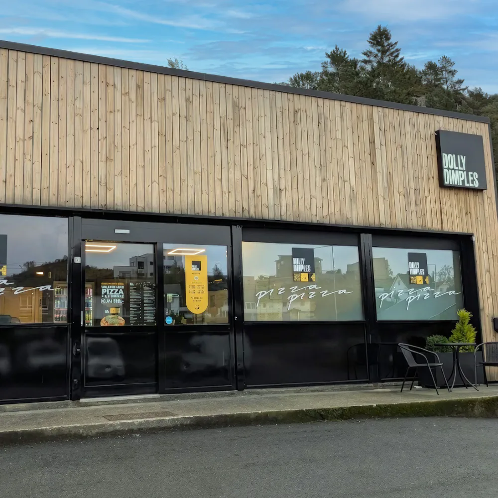 Dolly Dimples på Godvik: trefasade, Dolly-skiltet på veggen og «pizza pizza» på vinduene